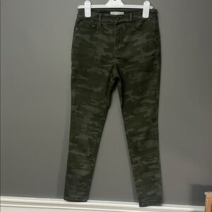 Social Standard by Sanctuary High Rise Skinny Olive Green Camo Pants - Size 6